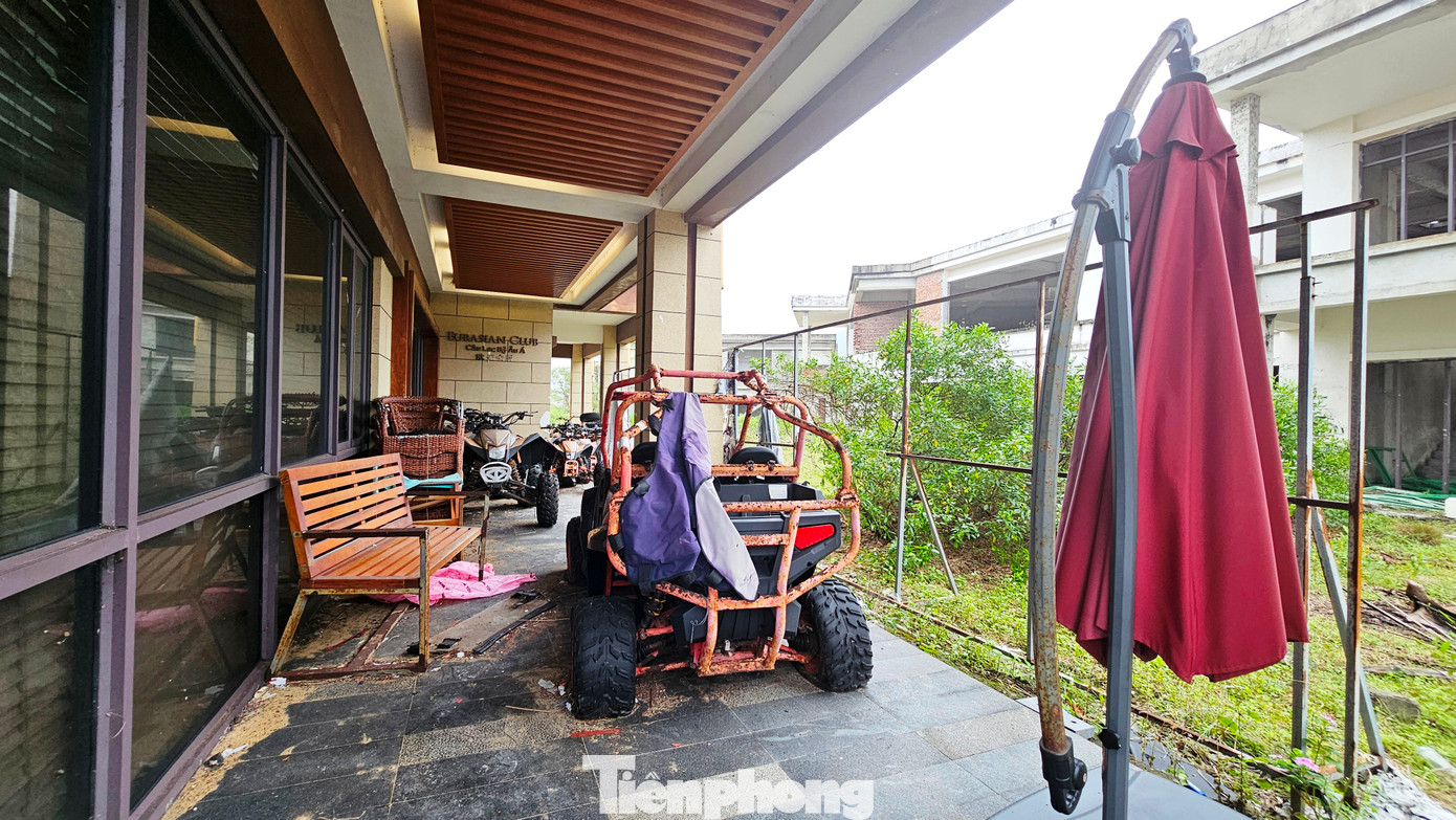 Phương tiện đi lại, vật dụng chất đống gỉ sét, hư hỏng thảm hại.