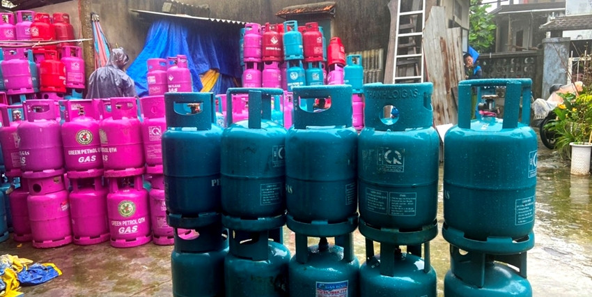 Nhiều vỏ bình gas được phát hiện tại sân một ngôi nhà dân xã Hương Toàn, thị xã Hương Trà, tỉnh TT-Huế. Nhiều vỏ bình gas được phát hiện tại sân một ngôi nhà dân xã Hương Toàn, thị xã Hương Trà, tỉnh TT-Huế.