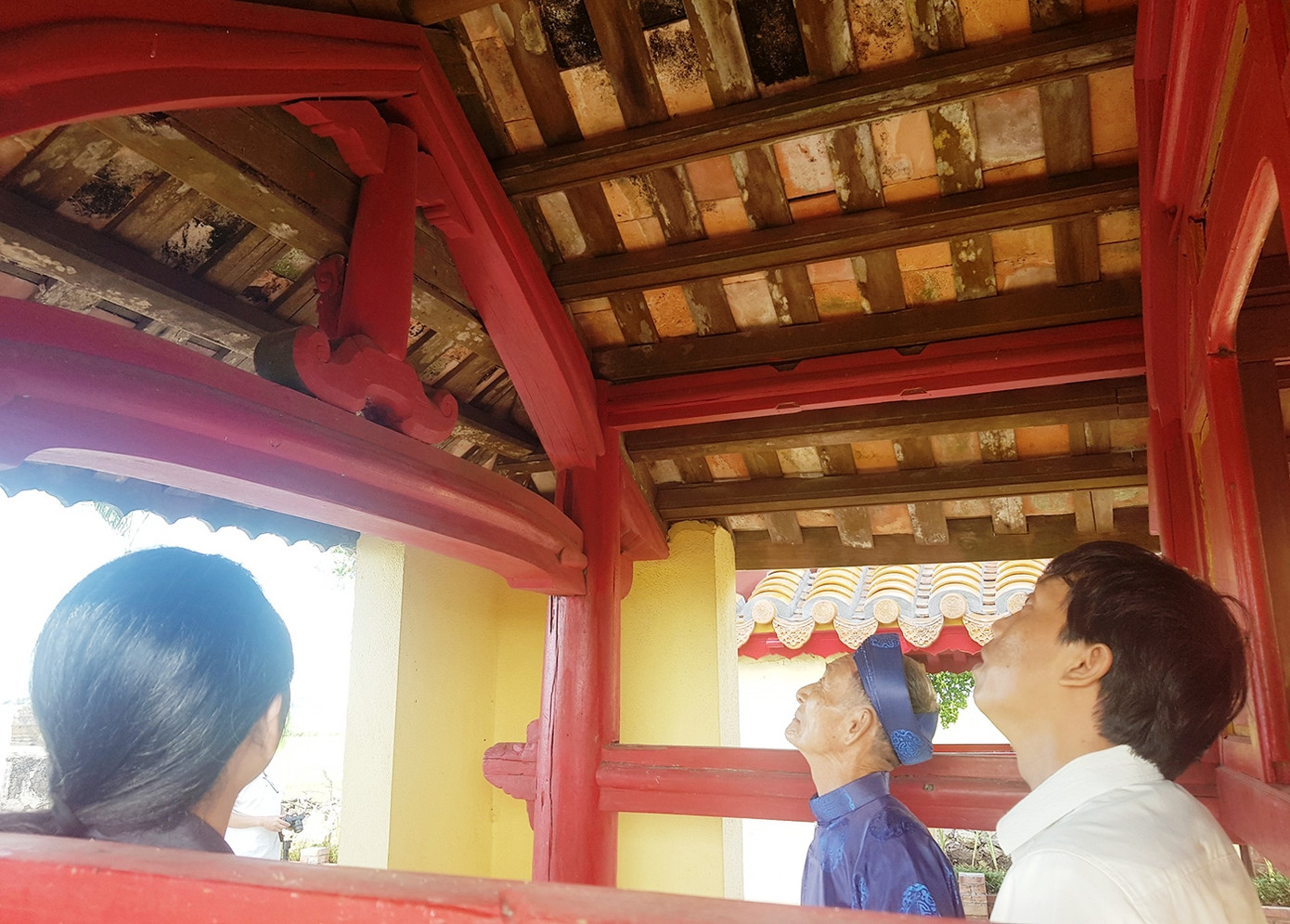 Bên trong một hai ngôi miếu tại Miếu Đôi Dạ Lê vừa được trùng tu từ vận động của Hội NC&PTDSVH Huế. Bên trong một hai ngôi miếu tại Miếu Đôi Dạ Lê vừa được trùng tu từ vận động của Hội NC&PTDSVH Huế.