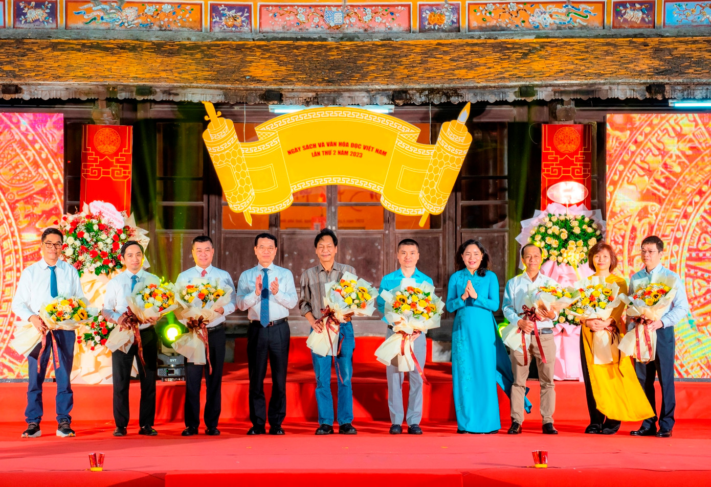 Bộ trưởng Nguyễn Mạnh Hùng tặng hoa tại chương trình truyền thông khuyến đọc trên cơ sở hợp tác với 8 cơ quan báo chí, trong đó có báo Tiền Phong. Ảnh: Đ.H