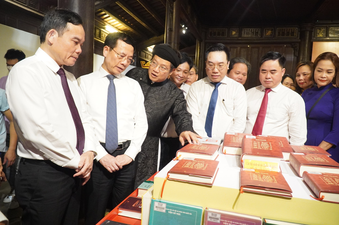 Phó Thủ tướng Trần Lưu Quang cùng Bộ trưởng Nguyễn Mạnh Hùng và các đại biểu tham quan gian trưng bày sách, các tư liệu tại không gian di tích Quốc Tử Giám triều Nguyễn. Ảnh: N.V