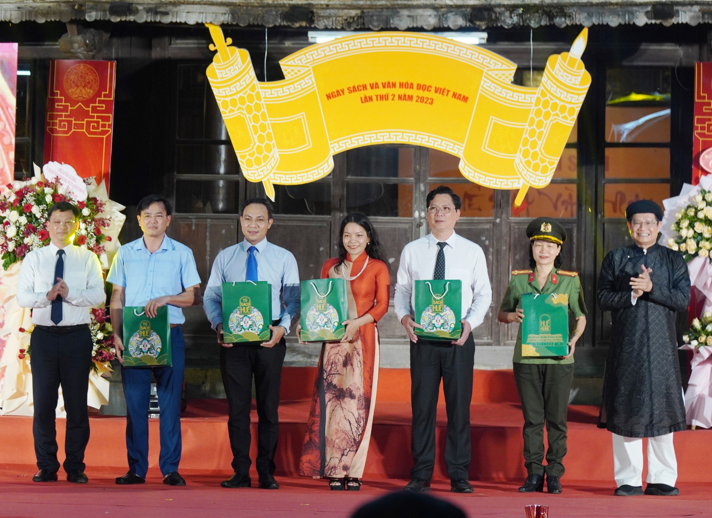 UBND tỉnh TT-Huế chuyển giao 770 ấn phẩm Tủ sách Huế đến 49 điểm thư viện trên toàn tỉnh TT-Huế. Ảnh: N.V.