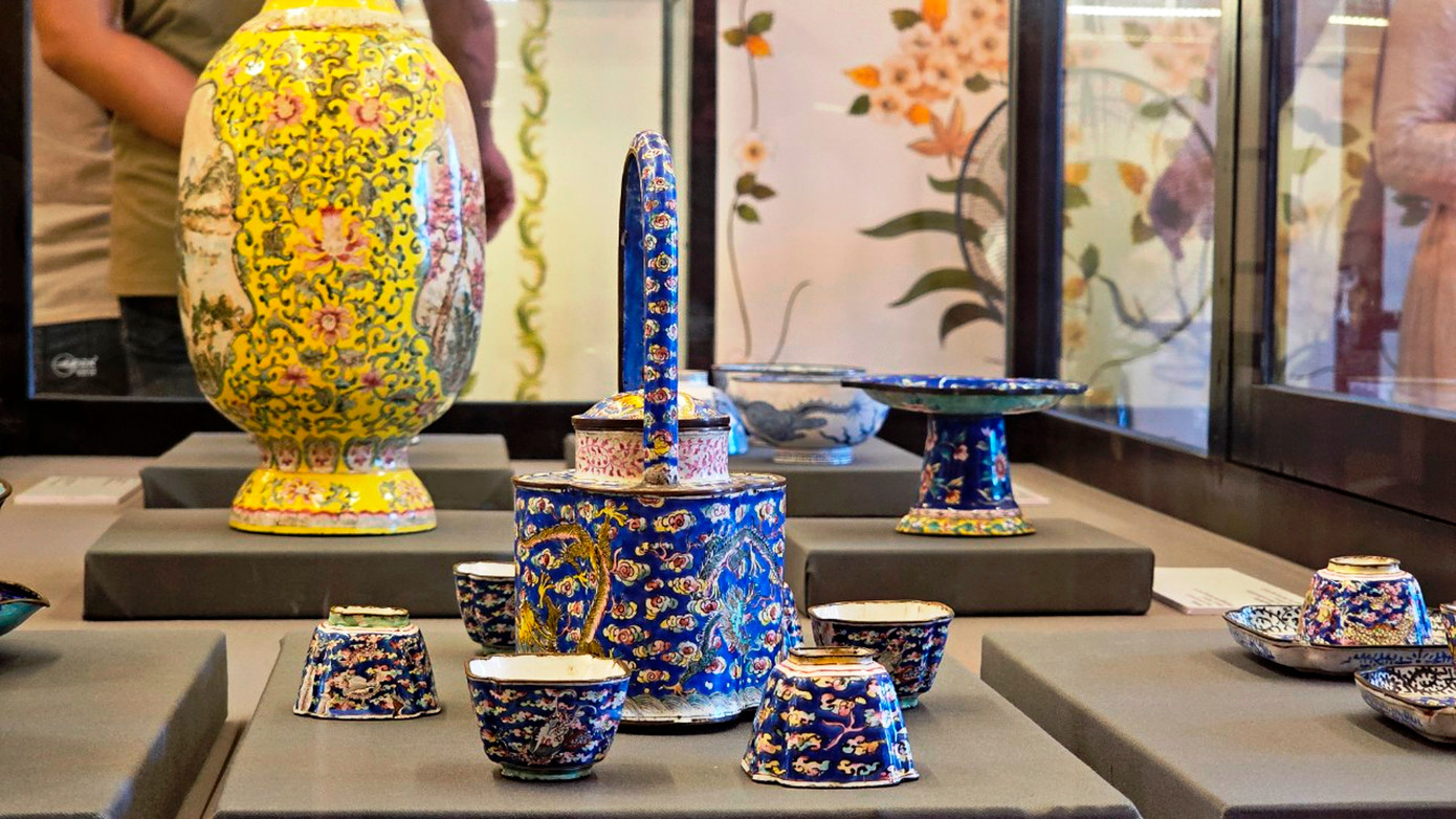 Theo ông Hoàng Việt Trung - Giám đốc Trung tâm Bảo tồn Di tích Cố đô Huế, trong không gian cổ kính, lộng lẫy của điện Kiến Trung vừa được khôi phục, tôn tạo ở Hoàng thành Huế, Cổ vật hội tụ là nơi giao lưu, triển lãm các cổ vật, hiện vật quý, cũng là dịp để các nhà sưu tập, các bảo tàng, nhà nghiên cứu gặp gỡ, trao đổi, chia sẻ và tìm hiểu thêm về một chủ đề mang tính đặc thù cao, hấp dẫn. Ảnh: Ng.D.