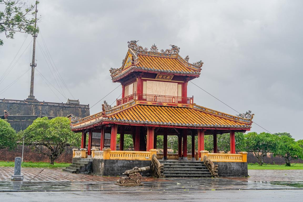 Di tích Phu Văn Lâu sau bão. Ảnh: Bảo Minh