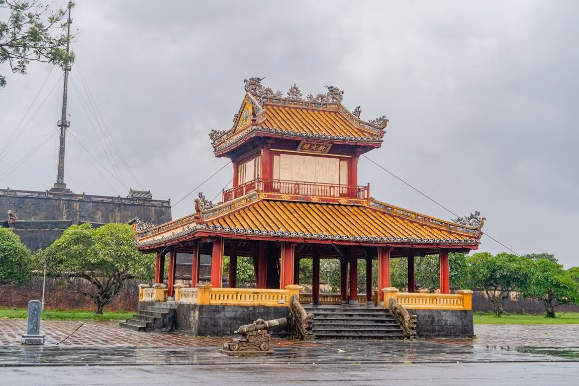Di tích Phu Văn Lâu sau bão. Ảnh: Bảo Minh