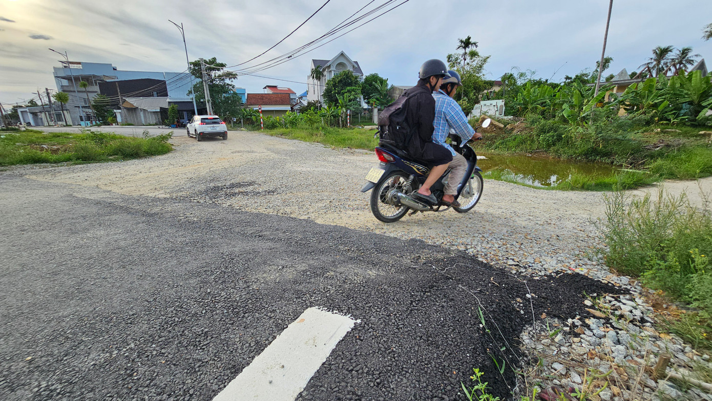 Ông Nguyễn Đính, trú Tổ dân phố 6 phường Xuân Phú, cho biết, hễ mưa lớn, khoảng 20 mét đoạn thấp trũng cuối đường Nguyễn Lộ Trạch lại trở thành điểm tụ thủy, gom nước chảy từ những nơi cao như đường Võ Nguyên Giáp, Hoàng Lanh, khu công viên và khu hành chính tập trung mới của tỉnh Thừa Thiên-Huế đổ về, trước khi thoát ra sông Như Ý. Ông Nguyễn Đính, trú Tổ dân phố 6 phường Xuân Phú, cho biết, hễ mưa lớn, khoảng 20 mét đoạn thấp trũng cuối đường Nguyễn Lộ Trạch lại trở thành điểm tụ thủy, gom nước chảy từ những nơi cao như đường Võ Nguyên Giáp, Hoàng Lanh, khu công viên và khu hành chính tập trung mới của tỉnh Thừa Thiên-Huế đổ về, trước khi thoát ra sông Như Ý.