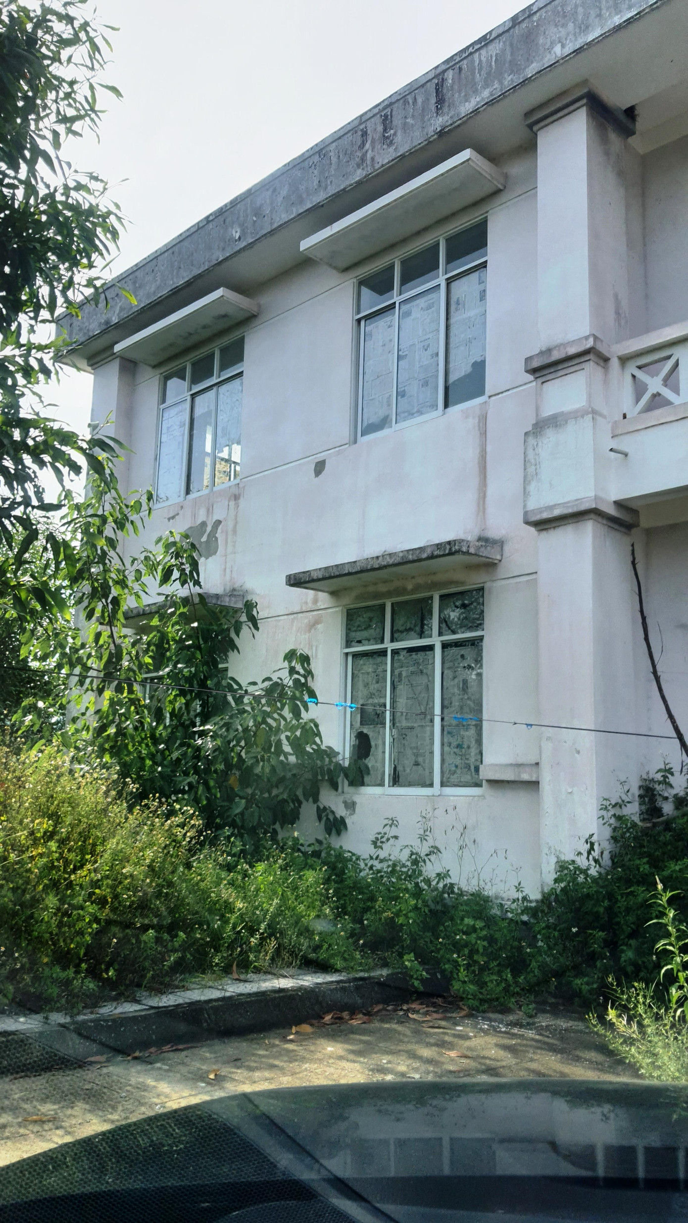 Cơ sở y tế này hiện phải chờ kinh phí tỉnh cấp về để chỉnh trang, sơn quét lại hệ thống tường mốc hoang tàn và dọn sạch những khu rừng cây dại, cỏ tranh xâm lấn này. Ảnh: N.V