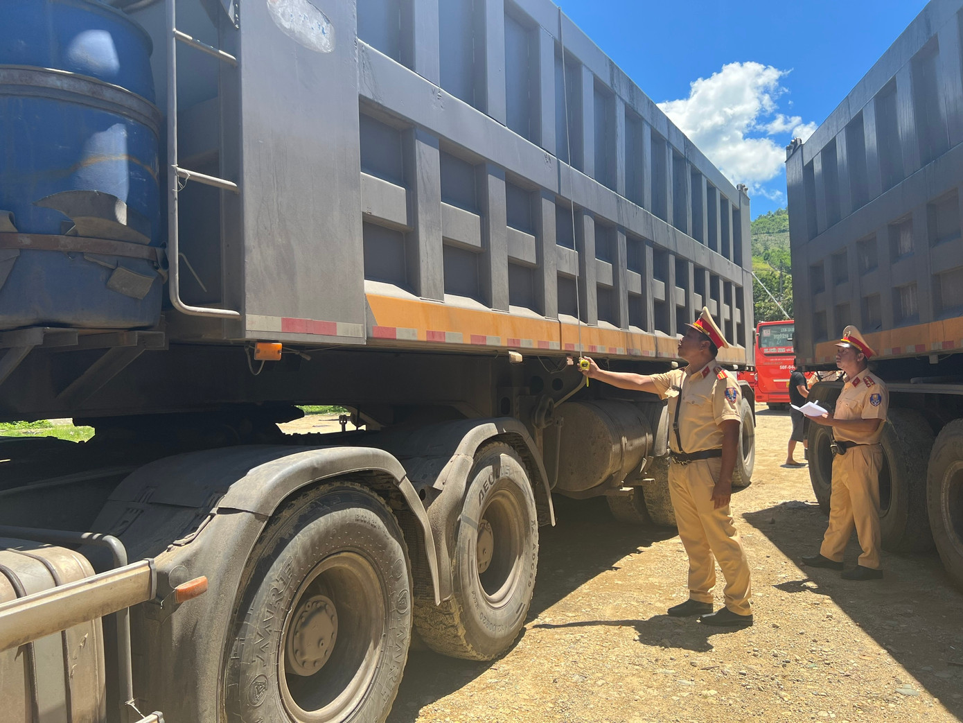 Chủ xe khai báo, phương tiện được cơi nới thành thùng khi hoạt động vận tải tại Lào.