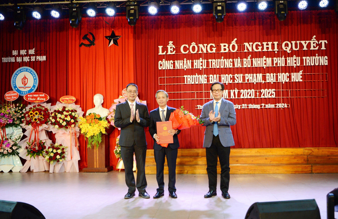 TS. Lê Hồ Sơn (giữa) giữ chức vụ Hiệu trưởng Trường ĐH Sư phạm ĐH Huế. TS. Lê Hồ Sơn (giữa) giữ chức vụ Hiệu trưởng Trường ĐH Sư phạm ĐH Huế.