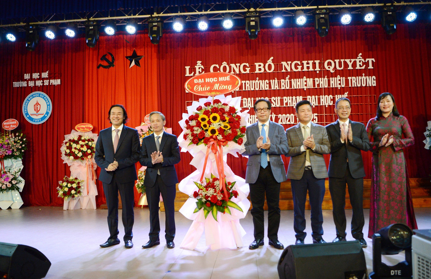 Phó hiệu trưởng Nguyễn Thanh Hùng và Hiệu trưởng Lê Hồ Sơn (thứ nhất, thứ hai từ trái sang) tại lễ công bố nghị quyết công nhận hiệu trưởng và bổ nhiệm phó hiệu trưởng nhà trường. Phó hiệu trưởng Nguyễn Thanh Hùng và Hiệu trưởng Lê Hồ Sơn (thứ nhất, thứ hai từ trái sang) tại lễ công bố nghị quyết công nhận hiệu trưởng và bổ nhiệm phó hiệu trưởng nhà trường.