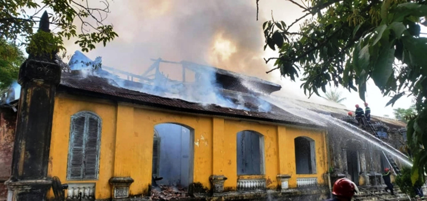 Theo thông tin ban đầu, các hiện vật trưng bày đã được di chuyển kịp thời ra bên ngoài trước khi hỏa hoạn bao trùm cả khu nhà. Ảnh: CTV