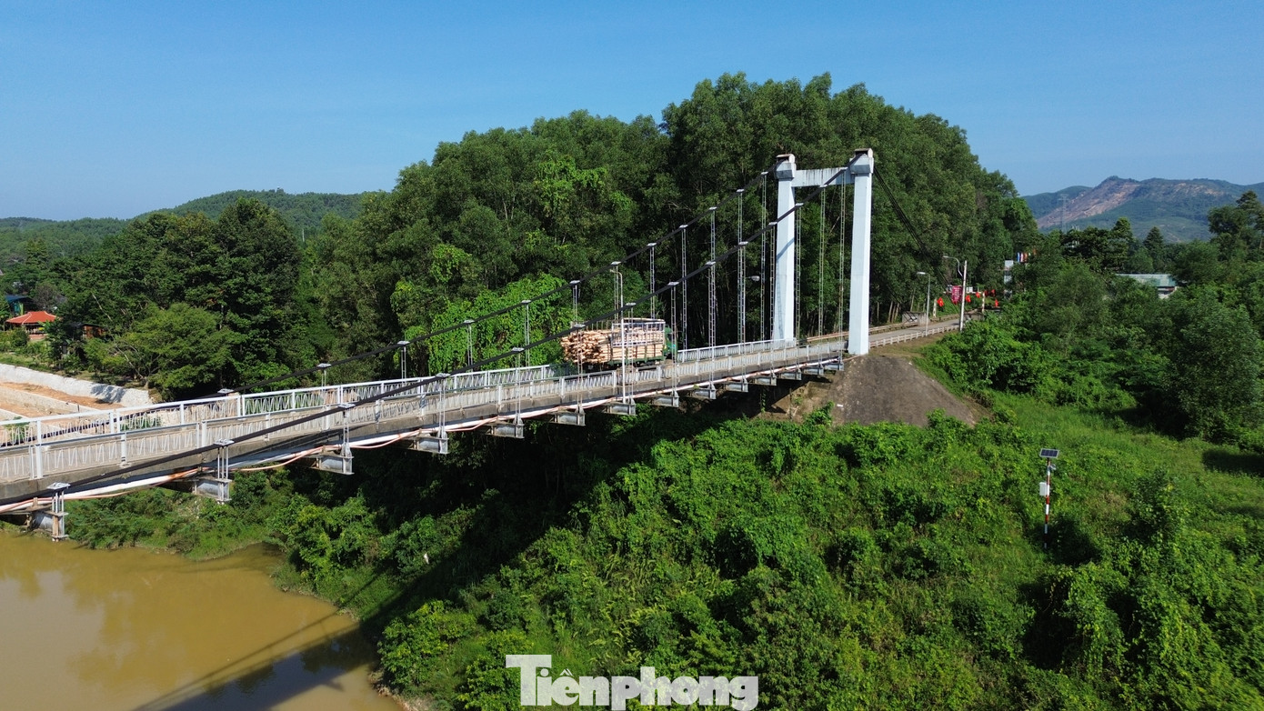 Ông Hồ Chí Thịnh - Chủ tịch UBND xã Bình Thành, cho biết, cầu Bình Thành có thời hạn sử dụng 15 năm (tức là đến năm 2015). Như vậy, cầu đã hết hạn sử dụng gần 10 năm, nhưng công trình vẫn tiếp tục hoạt động.