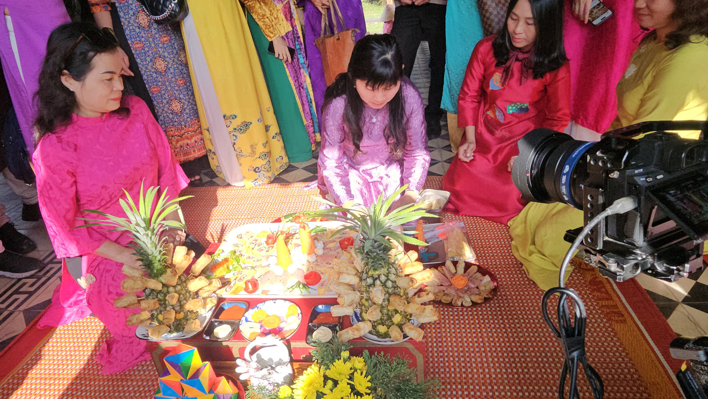 Ngày 22/1 (tức 23 tháng Chạp âm lịch), tại cung Trường Sanh - Đại nội Huế diễn ra chương trình Phong vị Tết Huế với nhiều hoạt động trải nghiệm dành cho du khách mang đậm nét đẹp thanh tao và đậm đà bản sắc Cố đô như viết thư pháp, tặng chữ, âm nhạc truyền thống, nấu bánh tét, trò chơi cung đình ngày Tết...