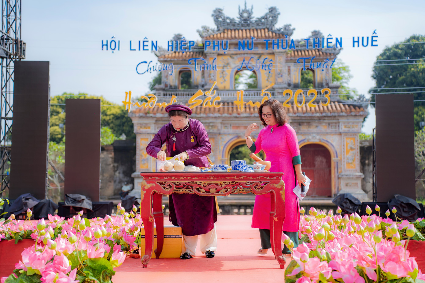 Ngoài ra, Hội Phụ nữ các huyện, thị xã tại TT-Huế tham gia ngày hội đã trưng bày, giới thiệu đặc sản của địa phương; đồng thời, trình diễn trực tiếp những món ăn đặc sắc mang đậm phong vị truyền thống Huế. Tại đây, du khách, công chúng, người dân còn được nghe chuyên gia ẩm thực chia sẻ về kho tàng ẩm thực phong phú và đặc sắc của Huế. Ảnh: Đình Hoàng