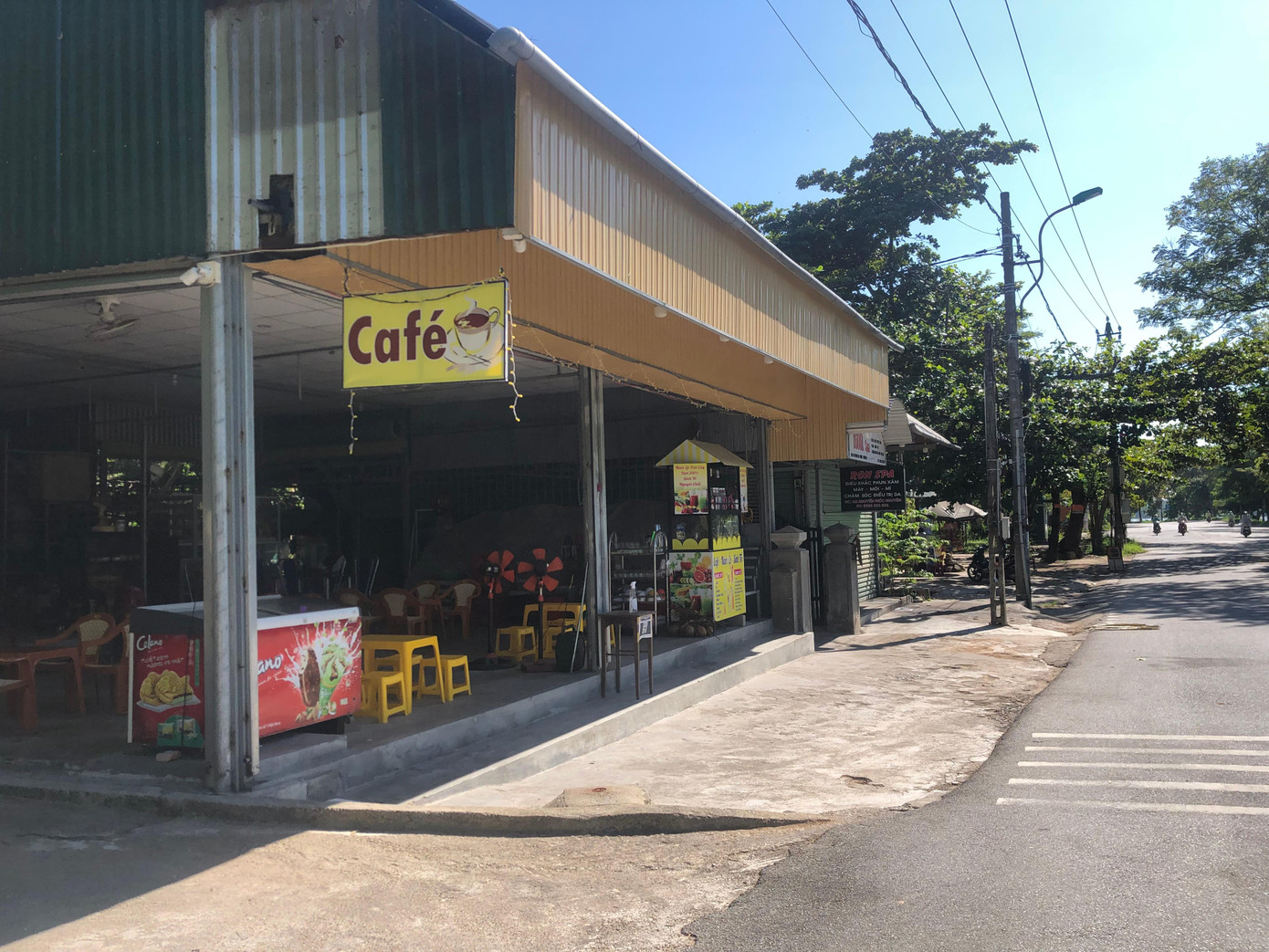 Hàng quán cạnh điểm tham quan di tích mở cửa trở lại. Ảnh: Quang Phúc