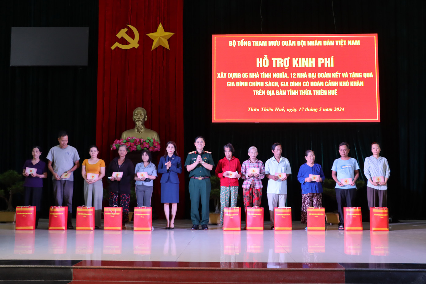 Tặng quà gia đình chính sách, gia đình có hoàn cảnh khó khăn tại TT-Huế.