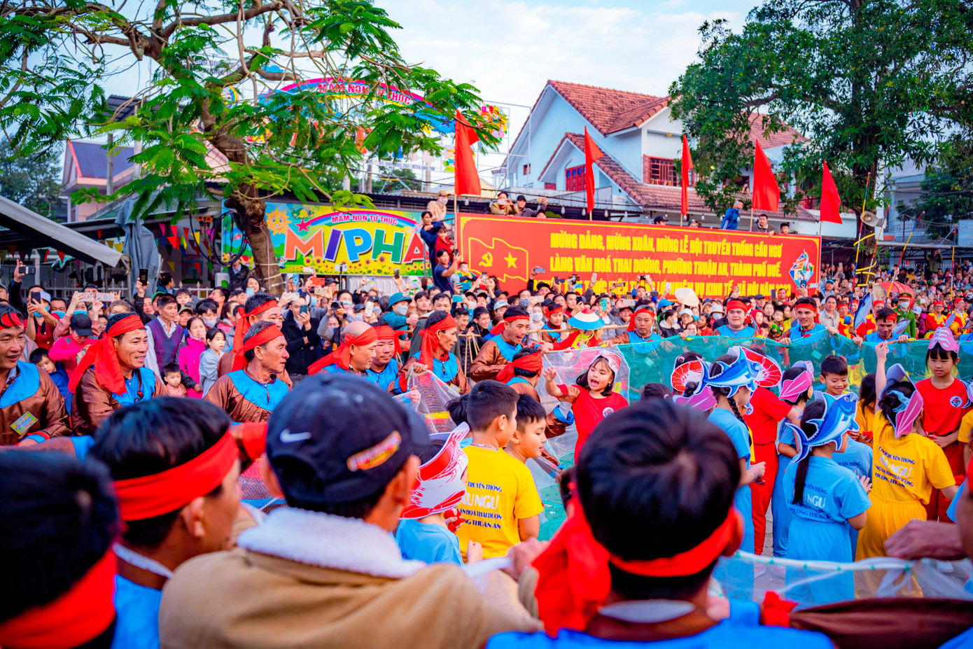 Các em bé tham gia làm trò tại lễ hội cầu ngư Thuận An. Ảnh: Đình Hoàng