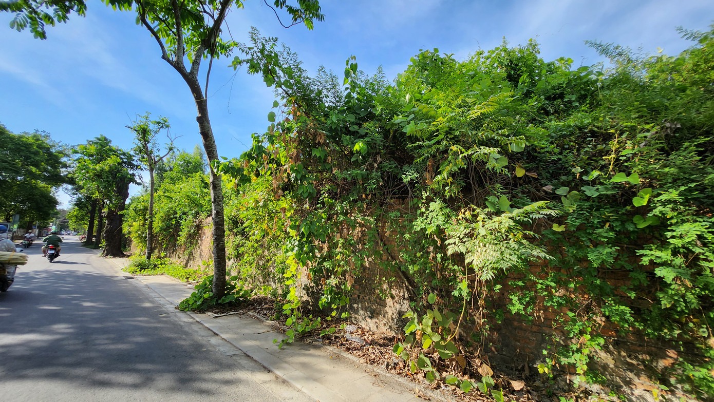 Theo đó, dự án sẽ tiến hành chặt hạ cây, hạ giải nhà dân đã bàn giao mặt bằng và đổ đất san lấp tạo cảnh quan tại các khu vực trong đề án di dời dân cư. Dự án hiện trong giai đoạn mời thầu, dự kiến có thể bắt đầu triển khai vào cuối tháng 6 này. Theo đó, dự án sẽ tiến hành chặt hạ cây, hạ giải nhà dân đã bàn giao mặt bằng và đổ đất san lấp tạo cảnh quan tại các khu vực trong đề án di dời dân cư. Dự án hiện trong giai đoạn mời thầu, dự kiến có thể bắt đầu triển khai vào cuối tháng 6 này.