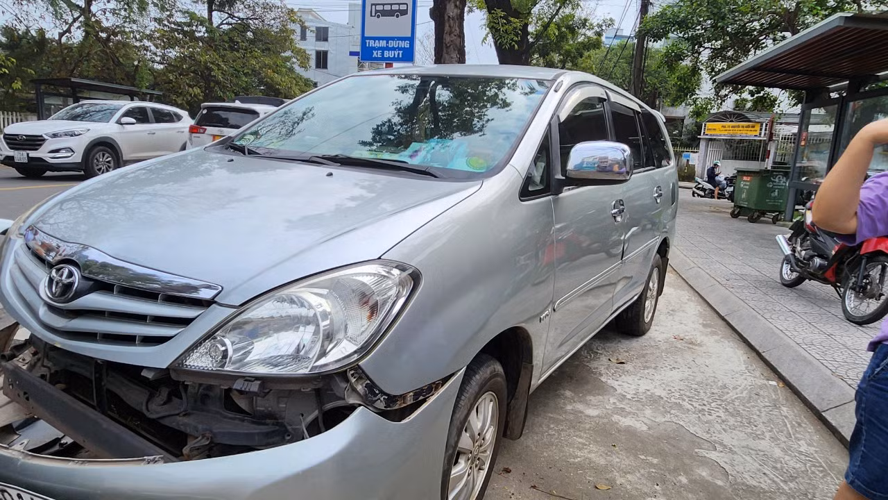 Tài xế xe Toyota Raize sau khi tránh xe gắn máy 75K-865xx đã mất lái lao sang làn đường ngược chiều đâm vào đầu một xe con hiệu Toyota Innova dừng đỗ bên đường. Trong ảnh: Chiếc Toyota Raize sau đó lạc lái tông hỏng phần đầu của chiếc Toyota Innova đang dừng đỗ bên đường (Ảnh: N.V) Tài xế xe Toyota Raize sau khi tránh xe gắn máy 75K-865xx đã mất lái lao sang làn đường ngược chiều đâm vào đầu một xe con hiệu Toyota Innova dừng đỗ bên đường. Trong ảnh: Chiếc Toyota Raize sau đó lạc lái tông hỏng phần đầu của chiếc Toyota Innova đang dừng đỗ bên đường (Ảnh: N.V)