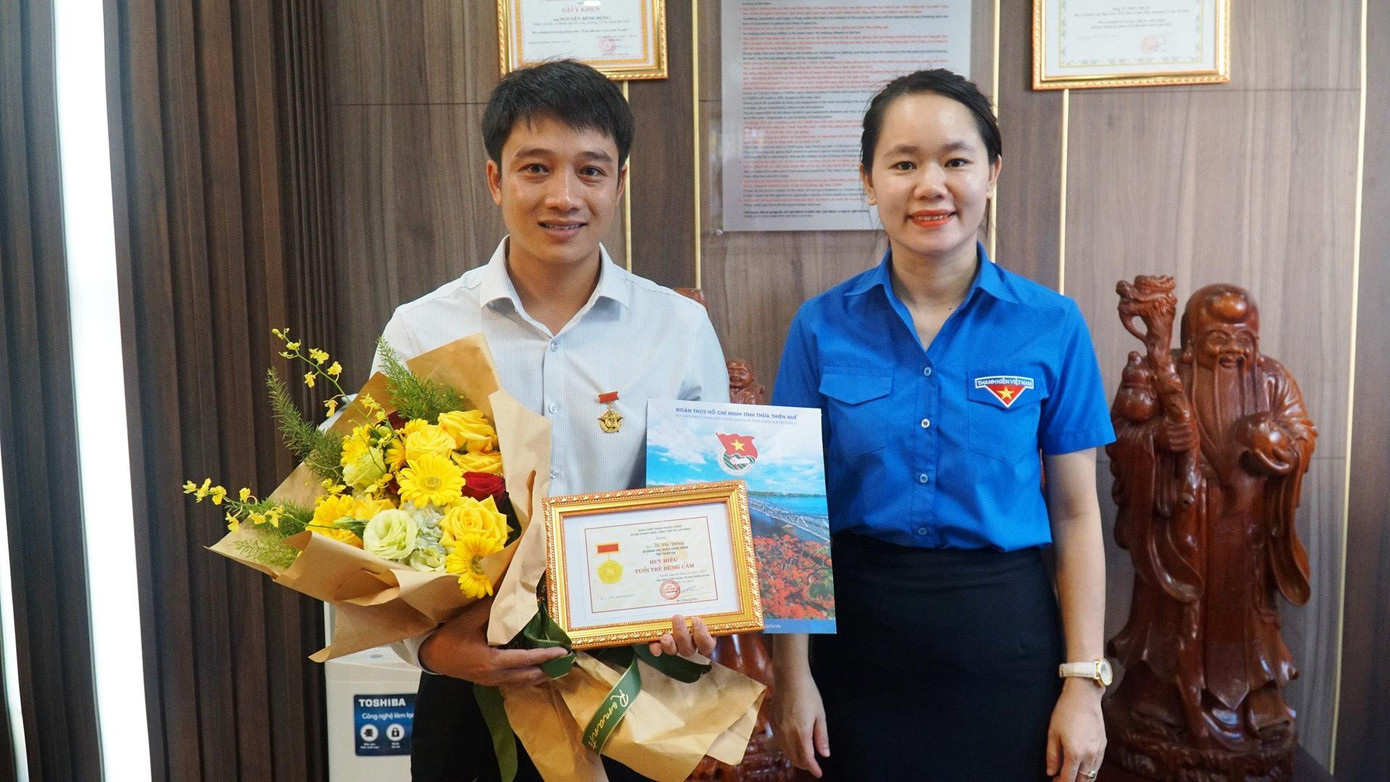 Thừa ủy quyền của Trung ương Đoàn, chị Hoàng Thị Thùy Linh - Phó Bí thư Tỉnh Đoàn TT-Huế, trao huy hiệu "Tuổi trẻ dũng cảm" tặng anh Tô Vũ Đồng.