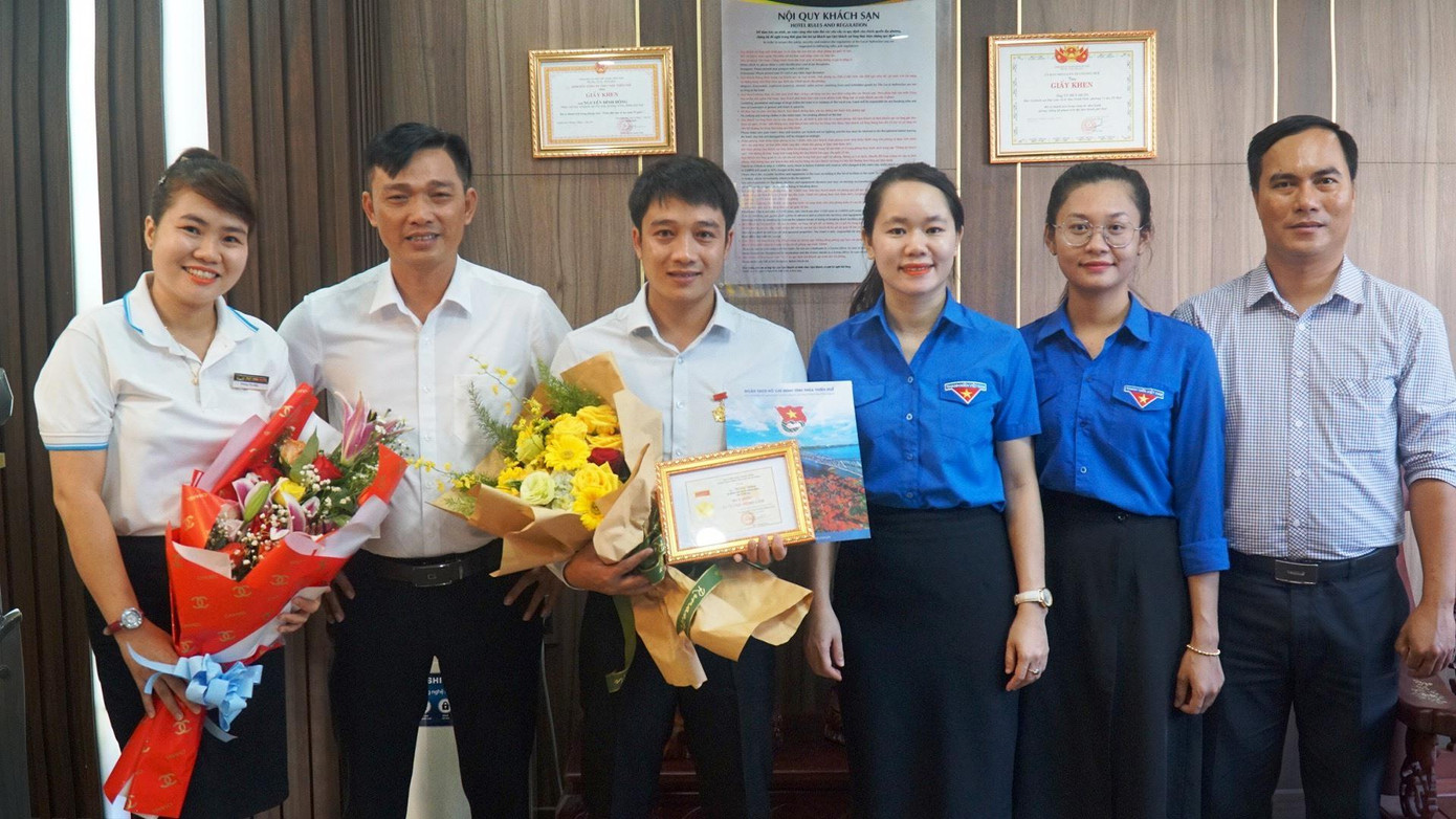 Đồng nghiệp và anh Tô Vũ Đồng chụp ảnh lưu niệm cùng cán bộ, lãnh đạo Tỉnh Đoàn TT-Huế tại buổi lễ trao huy hiệu Tuổi trẻ dũng cảm.