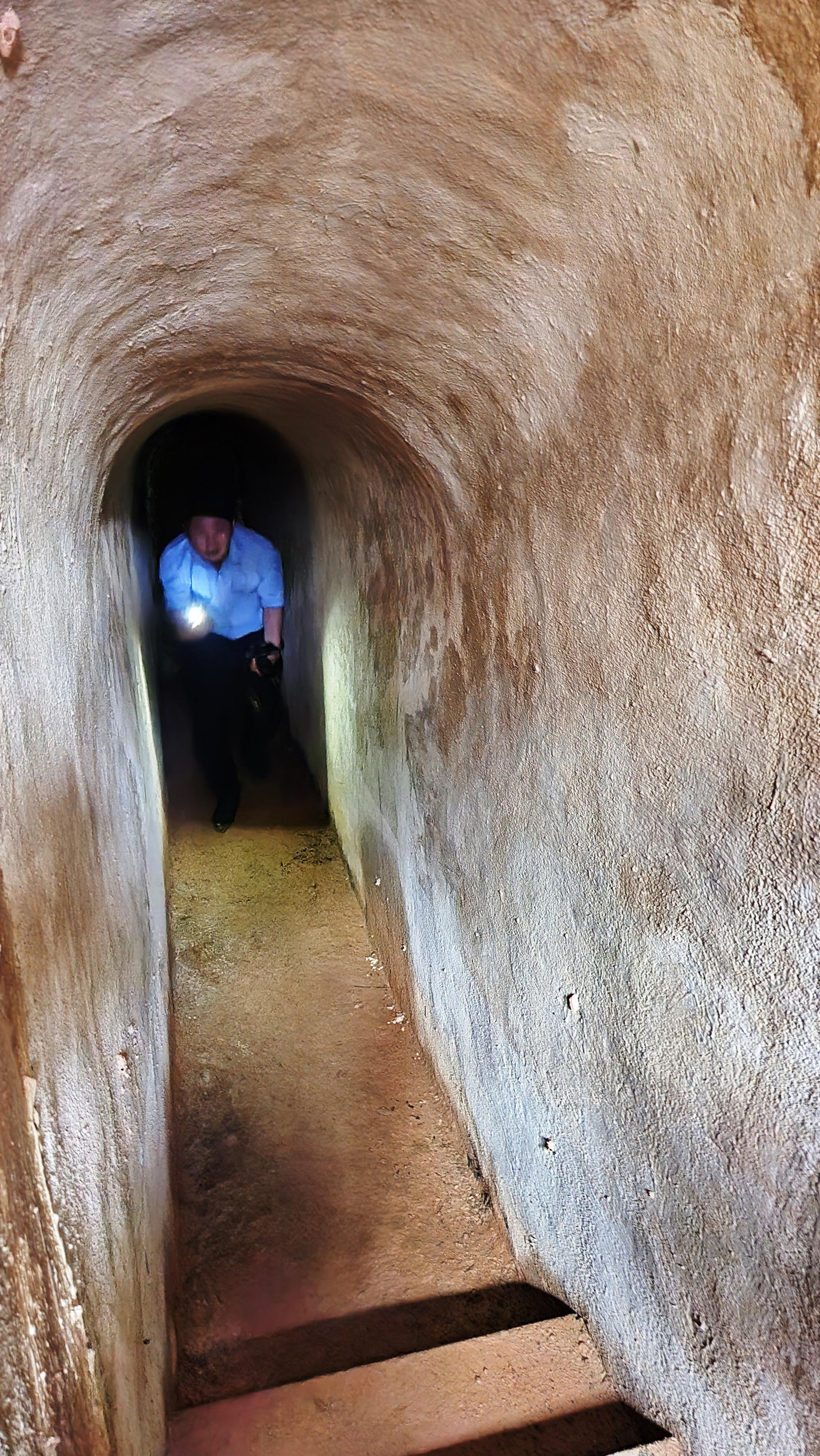 Sau khi làm chủ TP Huế trong 26 ngày đêm, do tương quan lực lượng, quân ta đã chủ động rút lên chiến khu để đảm bảo an toàn lực lượng. Cuối tháng 2 đầu tháng 3/1968, tại địa đạo Khu ủy Trị Thiên Huế, Thường vụ Khu ủy họp để đánh giá, sơ kết chiến dịch Huế và Xuân Mậu Thân 1968. Trên cơ sở phân tích những mặt thuận lợi và khó khăn, tháng 5/1968, Bộ Chỉ huy Khu ủy Trị Thiên Huế quyết định chuyển lên miền núi A Lưới, tại địa đạo chỉ còn lại lực lượng vũ trang của huyện Hương Trà. Trong ảnh là hoạt động khám phá của du khách bên trong địa đạo Sau khi làm chủ TP Huế trong 26 ngày đêm, do tương quan lực lượng, quân ta đã chủ động rút lên chiến khu để đảm bảo an toàn lực lượng. Cuối tháng 2 đầu tháng 3/1968, tại địa đạo Khu ủy Trị Thiên Huế, Thường vụ Khu ủy họp để đánh giá, sơ kết chiến dịch Huế và Xuân Mậu Thân 1968. Trên cơ sở phân tích những mặt thuận lợi và khó khăn, tháng 5/1968, Bộ Chỉ huy Khu ủy Trị Thiên Huế quyết định chuyển lên miền núi A Lưới, tại địa đạo chỉ còn lại lực lượng vũ trang của huyện Hương Trà. Trong ảnh là hoạt động khám phá của du khách bên trong địa đạo