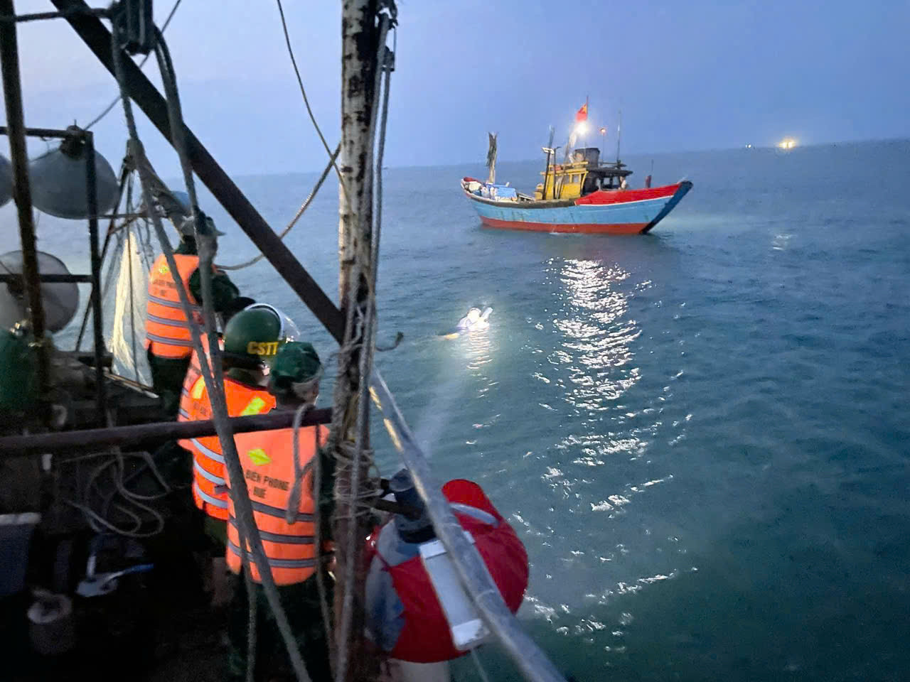 Lực lượng chức năng tiếp cận ông M. đang bơi trên biển để vận động, cứu hộ nạn nhân đưa vào bờ an toàn.