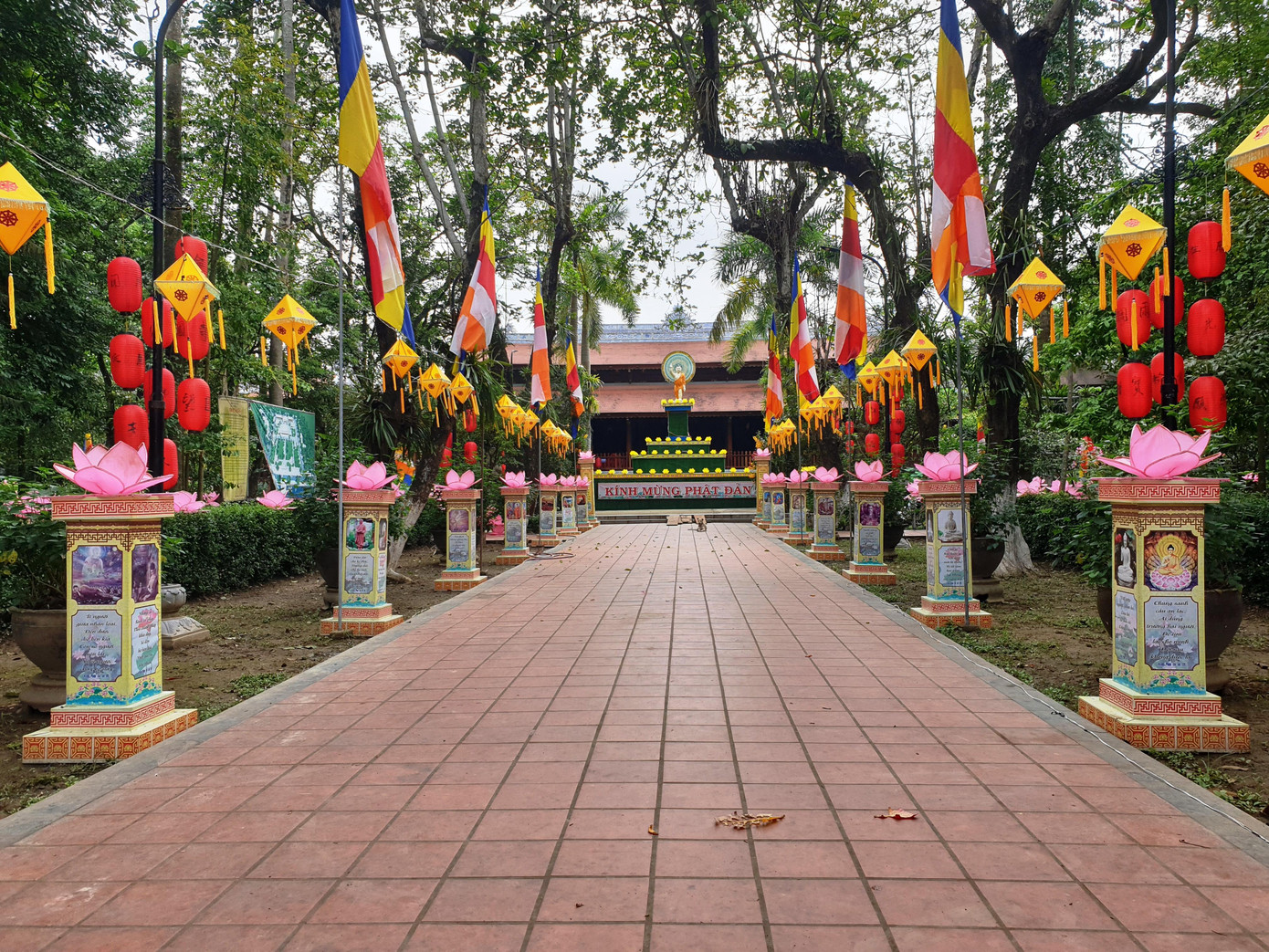 Đại lễ Phật đản 2022 tại Huế gồm nhiều hoạt động trải khắp các địa điểm, với nhiều chương trình đặc sắc hướng đến Tuần lễ Festival Huế 2022 mang chủ đề “Di sản văn hóa với hội nhập và phát triển”.