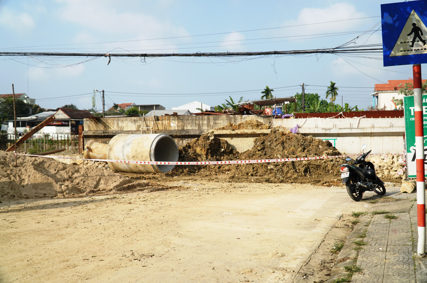 Ban QLDA Đầu tư Xây dựng và Phát triển đô thị tỉnh TT-Huế lý giải, công trình chậm tiến độ là do vướng công tác giải phóng mặt bằng. Theo ông Đặng Quang Ngọc - Phó Giám đốc Ban QLDA Đầu tư Xây dựng và Phát triển đô thị tỉnh TT-Huế, giá trị khối lượng đã thực hiện toàn bộ dự án đến nay khoảng 61,5 tỷ đồng. Kế hoạch vốn đã bố trí đến nay hơn 83,8 tỷ đồng (trong đó năm 2022 bố trí 14,8 tỷ đồng, năm 2023 bố trí 12 tỷ đồng).