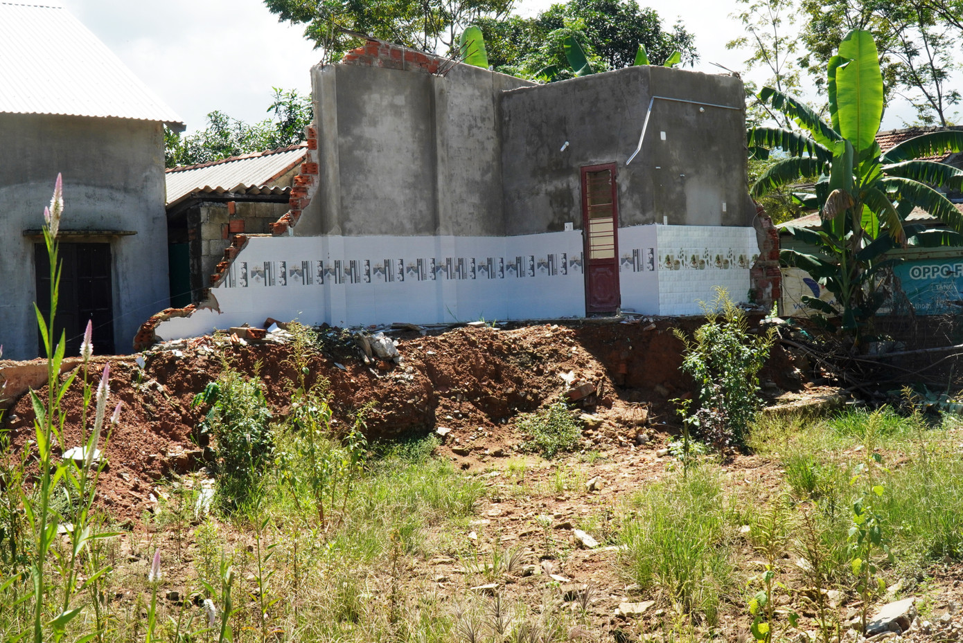 Theo ông Trần Viết Tú - Phó Giám đốc Trung tâm Phát triển Quỹ đất huyện Phú Lộc, quá trình triển khai dự án tuyến đường nối quốc lộ 1 vào VQG Bạch Mã, có 118 hộ dân trong khu vực bị ảnh hưởng, diện tích đất phải thu hồi là 6,59ha; trong đó, 8 hộ dân thuộc diện phải di dời, tái định cư tại nơi mới.