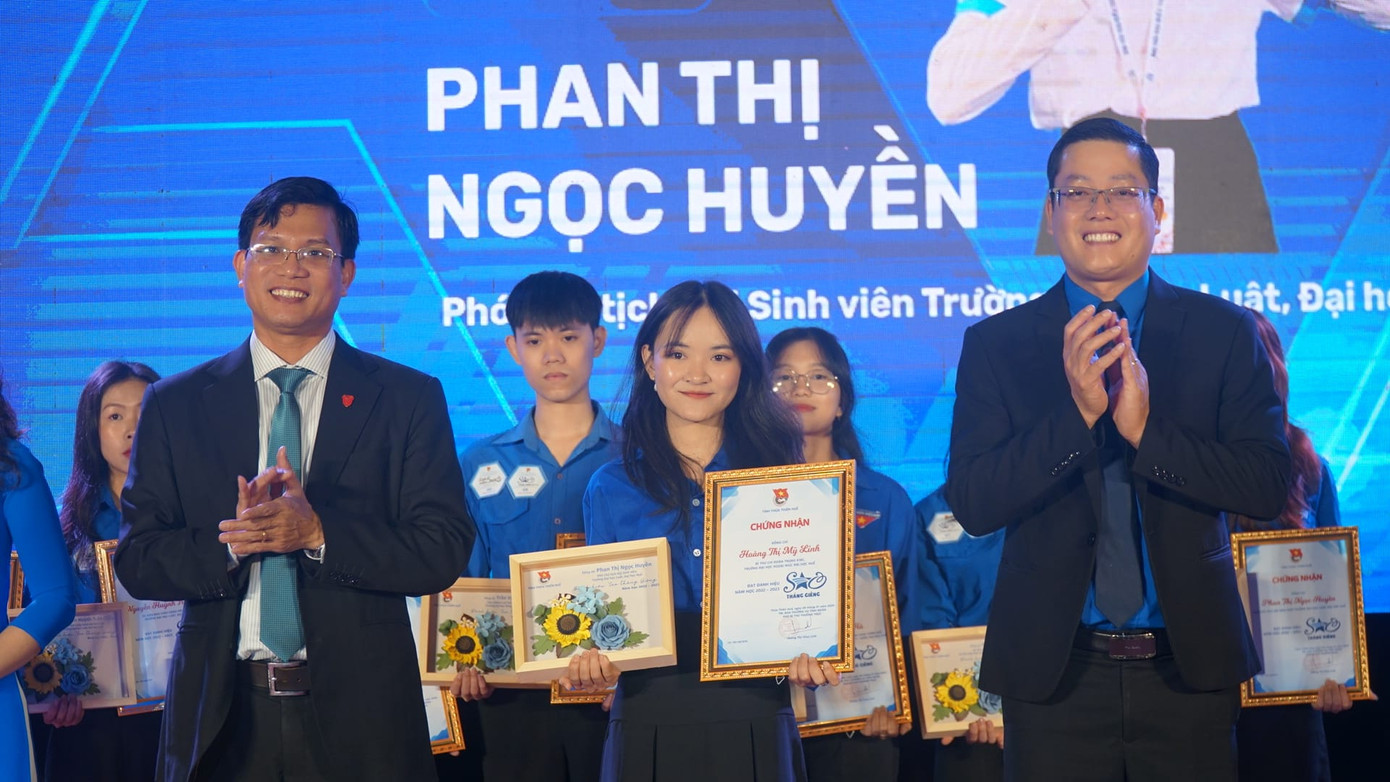 Bí thư Tỉnh Đoàn TT-Huế Nguyễn Thanh Hoài (bìa phải) trao chứng nhận danh hiệu Sao tháng Giêng cấp tỉnh cho sinh viên Phan Thị Ngọc Huyền (Trường ĐH Luật - ĐH Huế). Bí thư Tỉnh Đoàn TT-Huế Nguyễn Thanh Hoài (bìa phải) trao chứng nhận danh hiệu Sao tháng Giêng cấp tỉnh cho sinh viên Phan Thị Ngọc Huyền (Trường ĐH Luật - ĐH Huế).