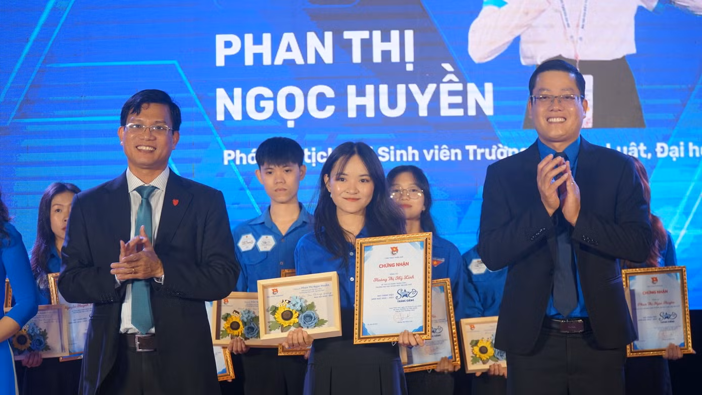 Bí thư Tỉnh Đoàn TT-Huế Nguyễn Thanh Hoài (bìa phải) trao chứng nhận danh hiệu Sao tháng Giêng cấp tỉnh cho sinh viên Phan Thị Ngọc Huyền (Trường ĐH Luật - ĐH Huế).