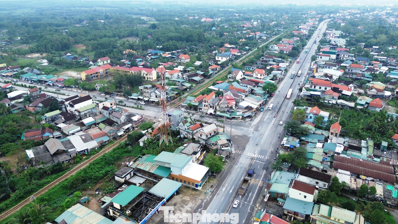 Ngày 30/11, Ủy ban Thường vụ Quốc hội ban hành Nghị quyết số 1314 về việc sắp xếp đơn vị hành chính cấp huyện, cấp xã của thành phố Huế giai đoạn 2023 - 2025. Theo đó, thành lập thị trấn Lộc Sơn thuộc huyện Phú Lộc trên cơ sở toàn bộ 18,99 km2 diện tích tự nhiên và quy mô dân số là 8.593 người của xã Lộc Sơn. Ngày 30/11, Ủy ban Thường vụ Quốc hội ban hành Nghị quyết số 1314 về việc sắp xếp đơn vị hành chính cấp huyện, cấp xã của thành phố Huế giai đoạn 2023 - 2025. Theo đó, thành lập thị trấn Lộc Sơn thuộc huyện Phú Lộc trên cơ sở toàn bộ 18,99 km2 diện tích tự nhiên và quy mô dân số là 8.593 người của xã Lộc Sơn.
