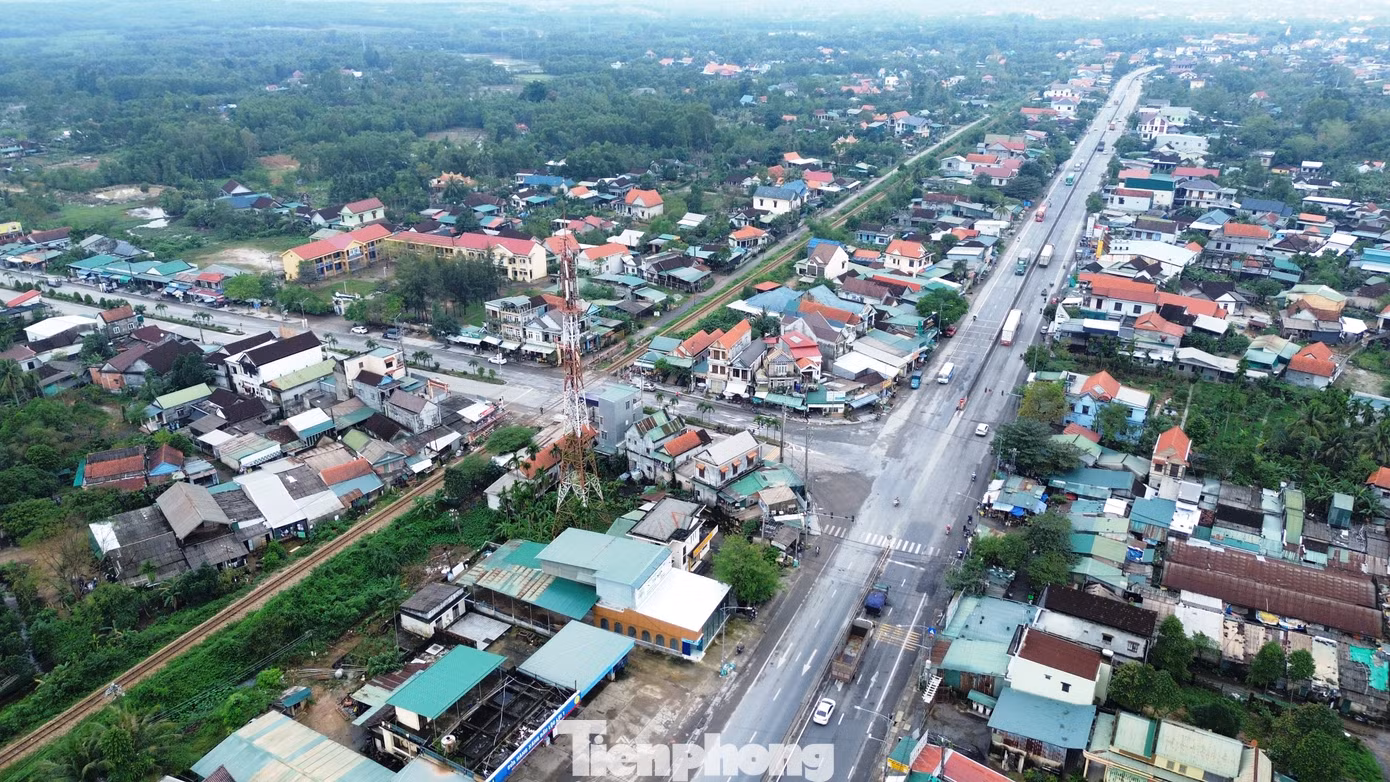 Ngày 30/11, Ủy ban Thường vụ Quốc hội ban hành Nghị quyết số 1314 về việc sắp xếp đơn vị hành chính cấp huyện, cấp xã của thành phố Huế giai đoạn 2023 - 2025. Theo đó, thành lập thị trấn Lộc Sơn thuộc huyện Phú Lộc trên cơ sở toàn bộ 18,99 km2 diện tích tự nhiên và quy mô dân số là 8.593 người của xã Lộc Sơn.