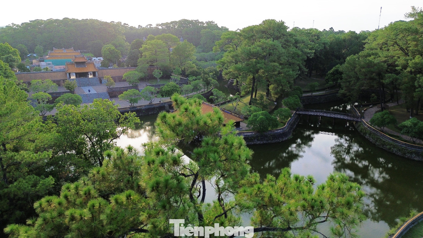 Bố cục khu lăng gồm hai phần chính, trên hai trục song song với nhau lấy núi Giáng Khiêm ở phía trước làm tiền án, núi Dương Xuân làm hậu chẩm, hồ Lưu Khiêm làm yếu tố minh đường.