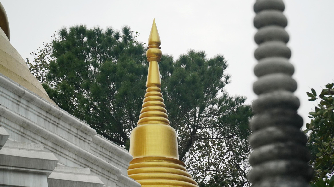 Điều gây ấn tượng khác khi đến tham quan không gian chùa, đó là lối kiến trúc đỉnh nhọn sơn màu vàng phổ biến tại các công trình nơi đây.