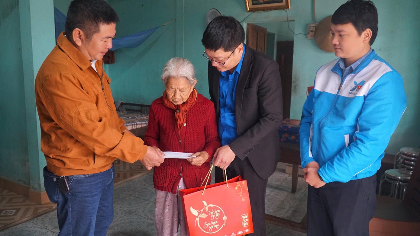 Thăm, tặng quà cho gia đình chính sách.