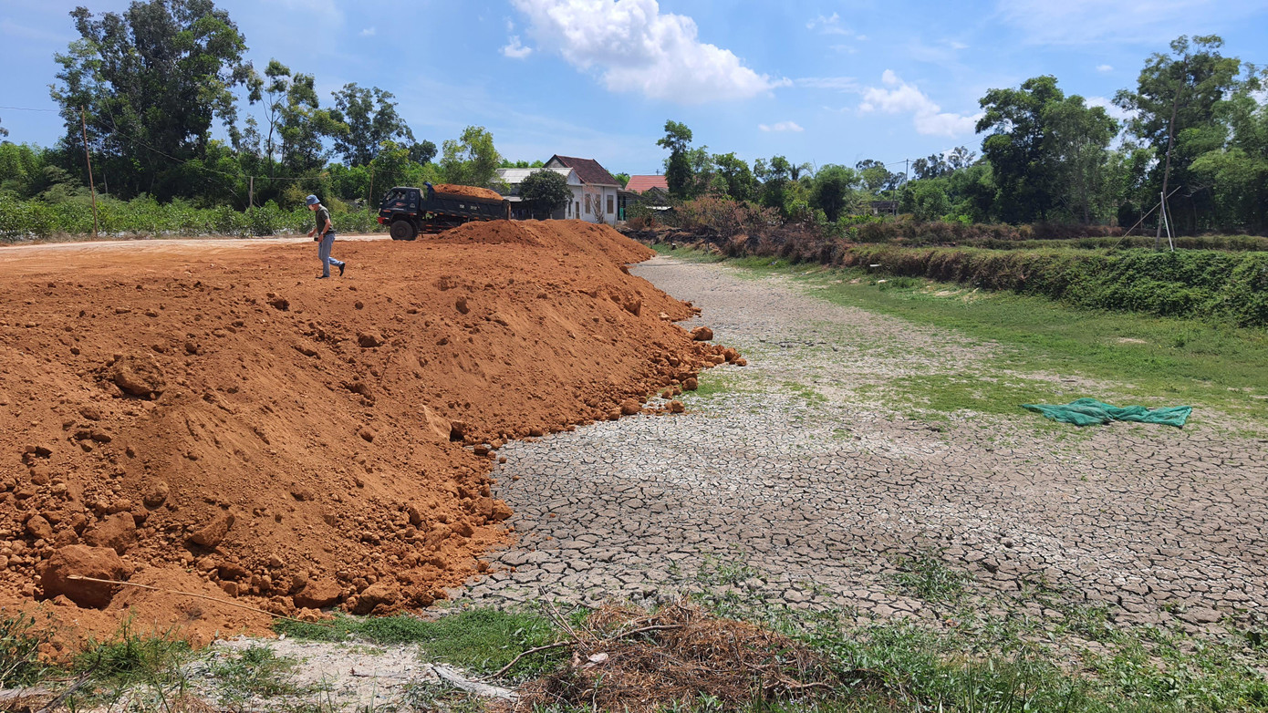 Đất của người này có đơn xin bồi lấp, chuyển mục đích nhưng lại bị người khác tổ chức san lấp, có dấu hiệu hủy hoại đất sản xuất Đất của người này có đơn xin bồi lấp, chuyển mục đích nhưng lại bị người khác tổ chức san lấp, có dấu hiệu hủy hoại đất sản xuất