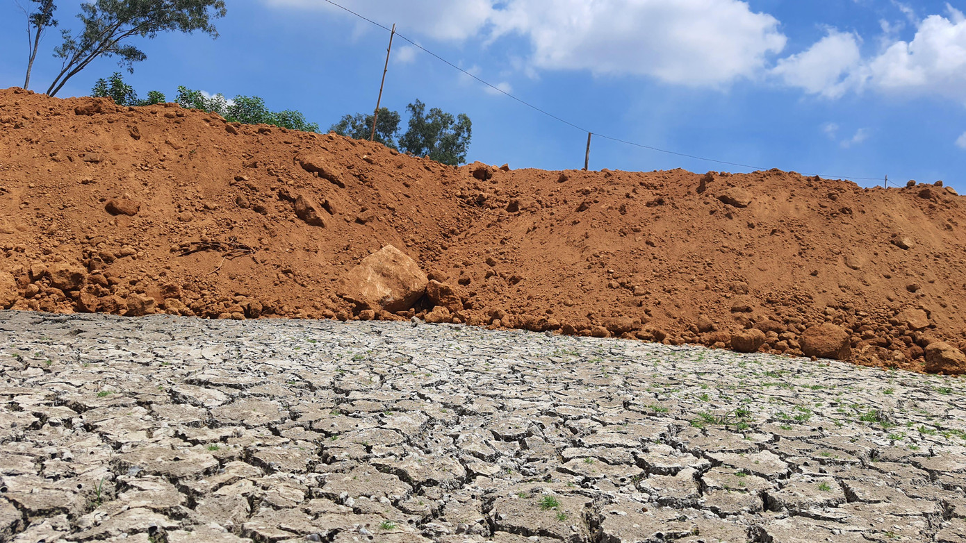 Hành vi hủy hoại đất, làm biến đổi hiện trạng đất nông nghiệp bằng vật liệu san lấp là đất đá đồi núi, có thành phần khác với loại đất đang sử dụng, hiện chưa được chính quyền thị xã Hương Thủy cho kiểm tra, xử lý theo quy định. Dư luận băn khoăn liệu có ai "bí mật" tiếp tay cho hành vi này? Hành vi hủy hoại đất, làm biến đổi hiện trạng đất nông nghiệp bằng vật liệu san lấp là đất đá đồi núi, có thành phần khác với loại đất đang sử dụng, hiện chưa được chính quyền thị xã Hương Thủy cho kiểm tra, xử lý theo quy định. Dư luận băn khoăn liệu có ai "bí mật" tiếp tay cho hành vi này?