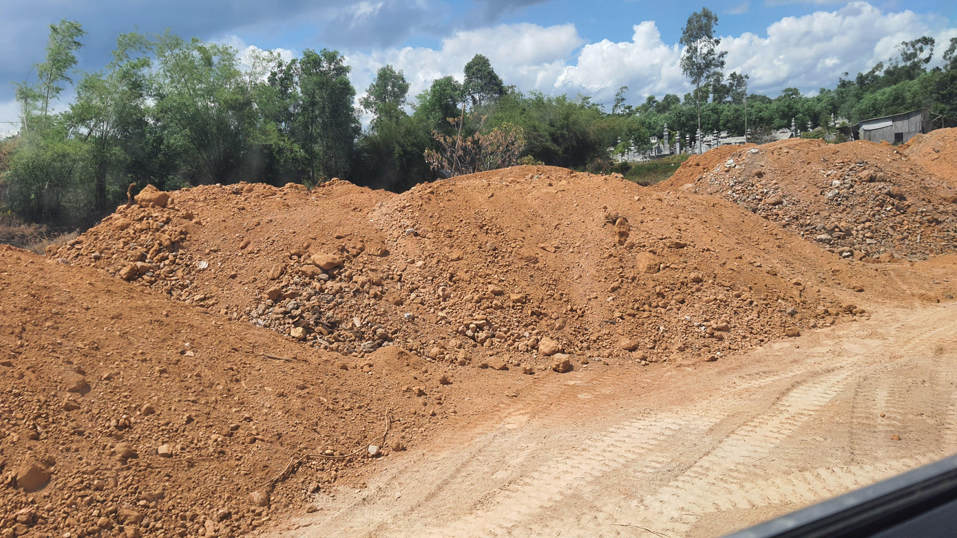 Hàng nghìn khối đất vật liệu san lấp, đất khác thành phần được chủ đất ngang nhiên cho tập kết, bồi lấp trên hàng nghìn m2 các ao hồ Hàng nghìn khối đất vật liệu san lấp, đất khác thành phần được chủ đất ngang nhiên cho tập kết, bồi lấp trên hàng nghìn m2 các ao hồ