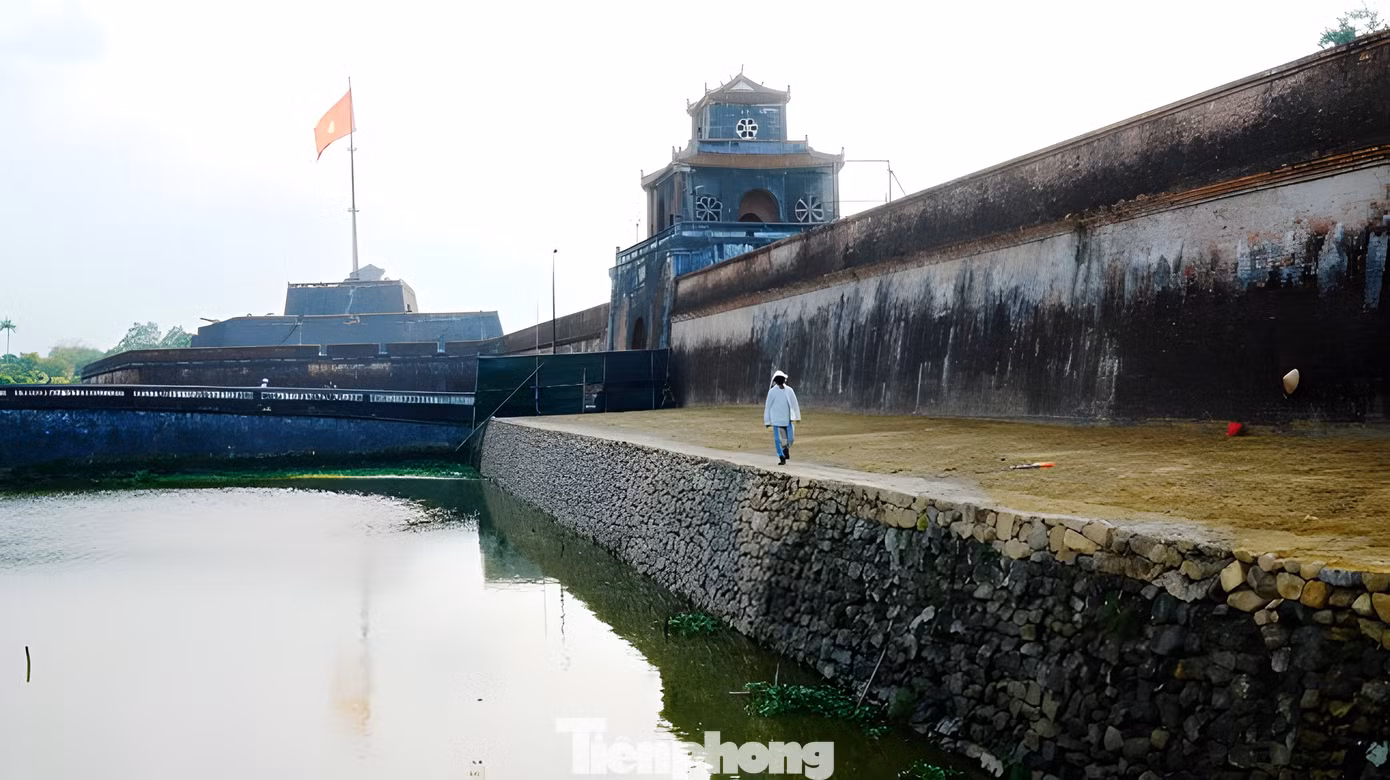 Một đoạn kè Hộ thành hào và tuyến Phòng lộ mặt Nam di tích Kinh thành Huế đã hoàn thành trùng tu, tôn tạo.