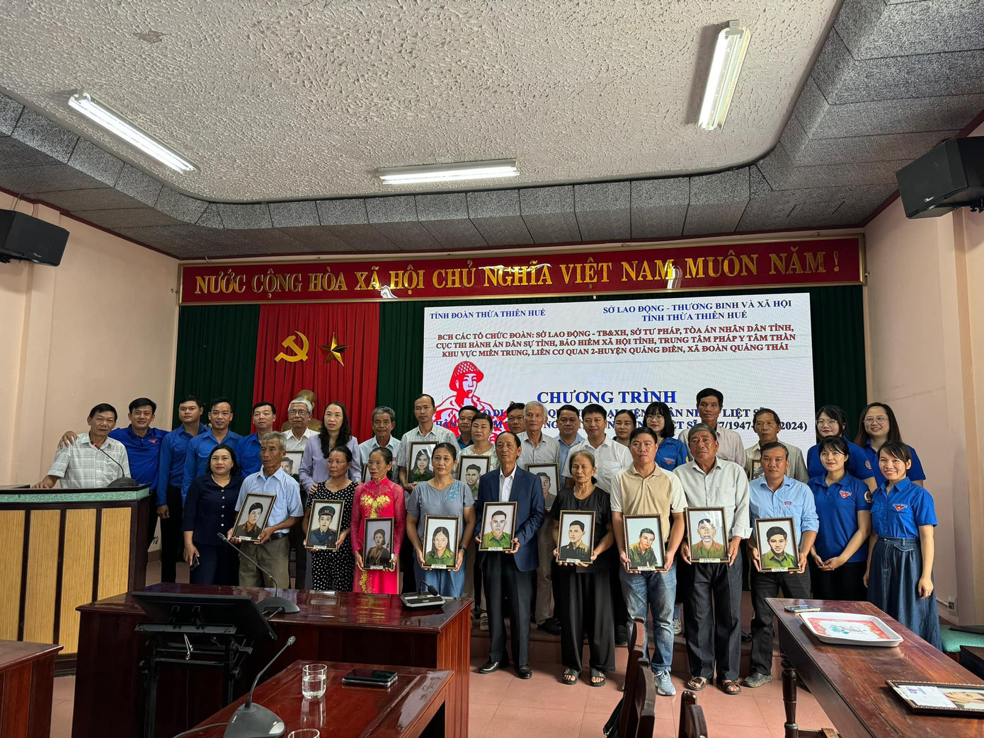 Những di ảnh cũ của liệt sĩ bị mờ nhòe theo thời gian đã được phục dựng, trao tặng cho nhiều gia đình thân nhân liệt sĩ tại TT-Huế. Những di ảnh cũ của liệt sĩ bị mờ nhòe theo thời gian đã được phục dựng, trao tặng cho nhiều gia đình thân nhân liệt sĩ tại TT-Huế.