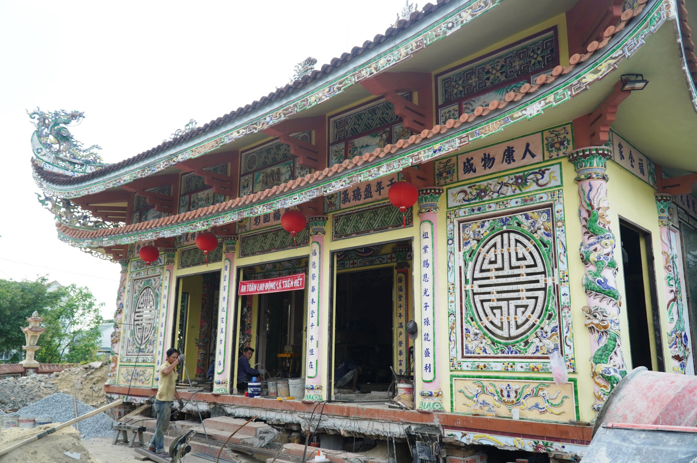 Đây là công trình được xây dựng hơn 10 năm trước, sau đó xuất hiện dấu hiệu nghiêng lún. Về lâu dài, nếu không được xử lý sẽ ảnh hưởng đến kết cấu, gây nguy hiểm cho toàn bộ công trình.