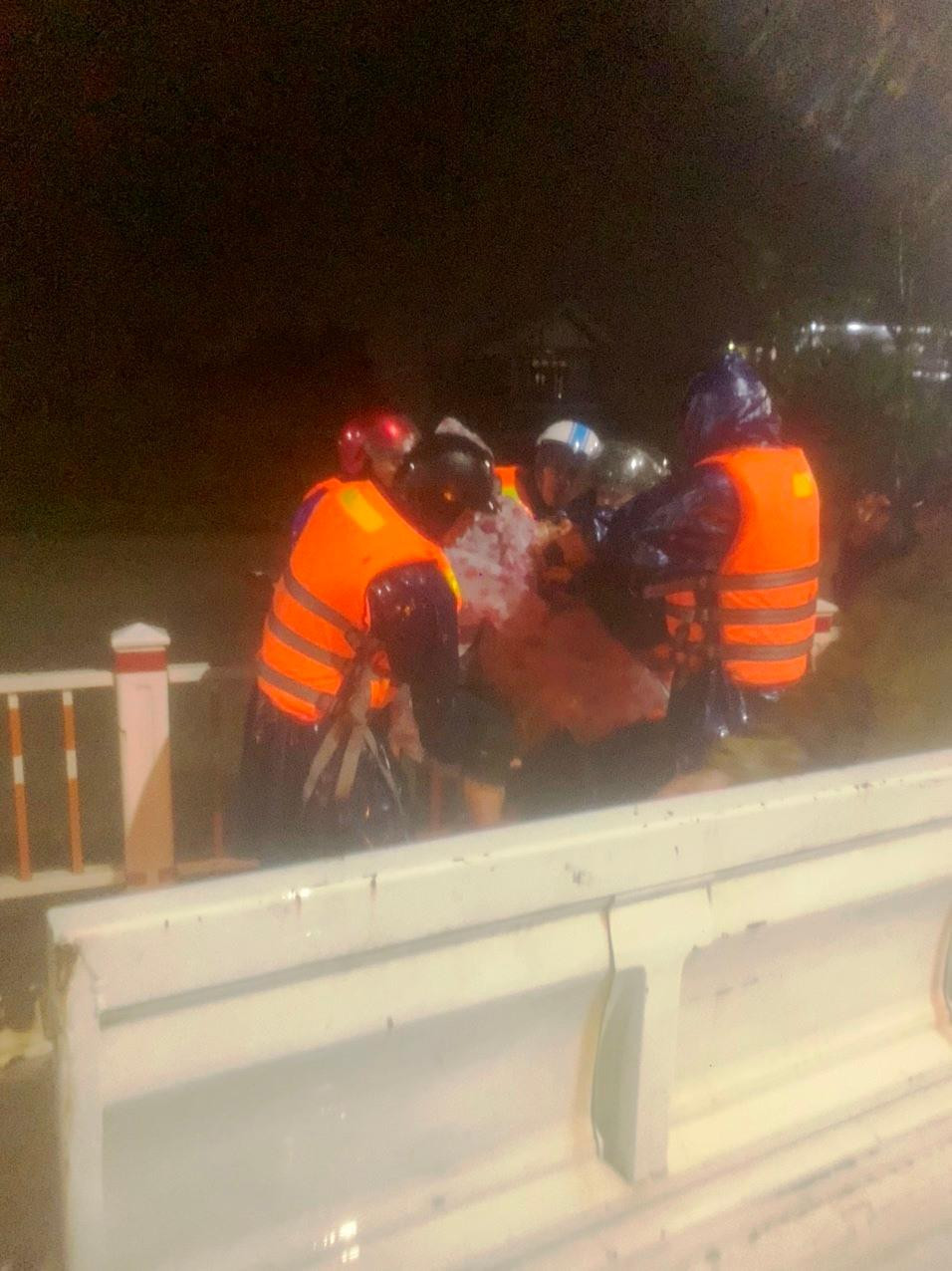 Chuyển bệnh nhân lên ô tô của công an để đưa đến bệnh viện.