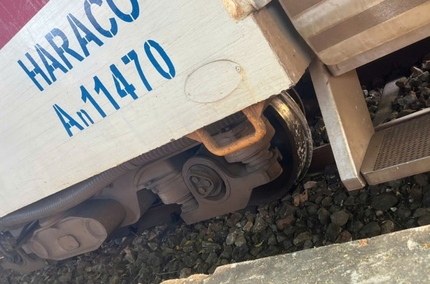 Đoàn tàu SE2 vừa gặp sự cố trật bánh hôm 31/8, cũng tại địa bàn thị trấn Lăng Cô.