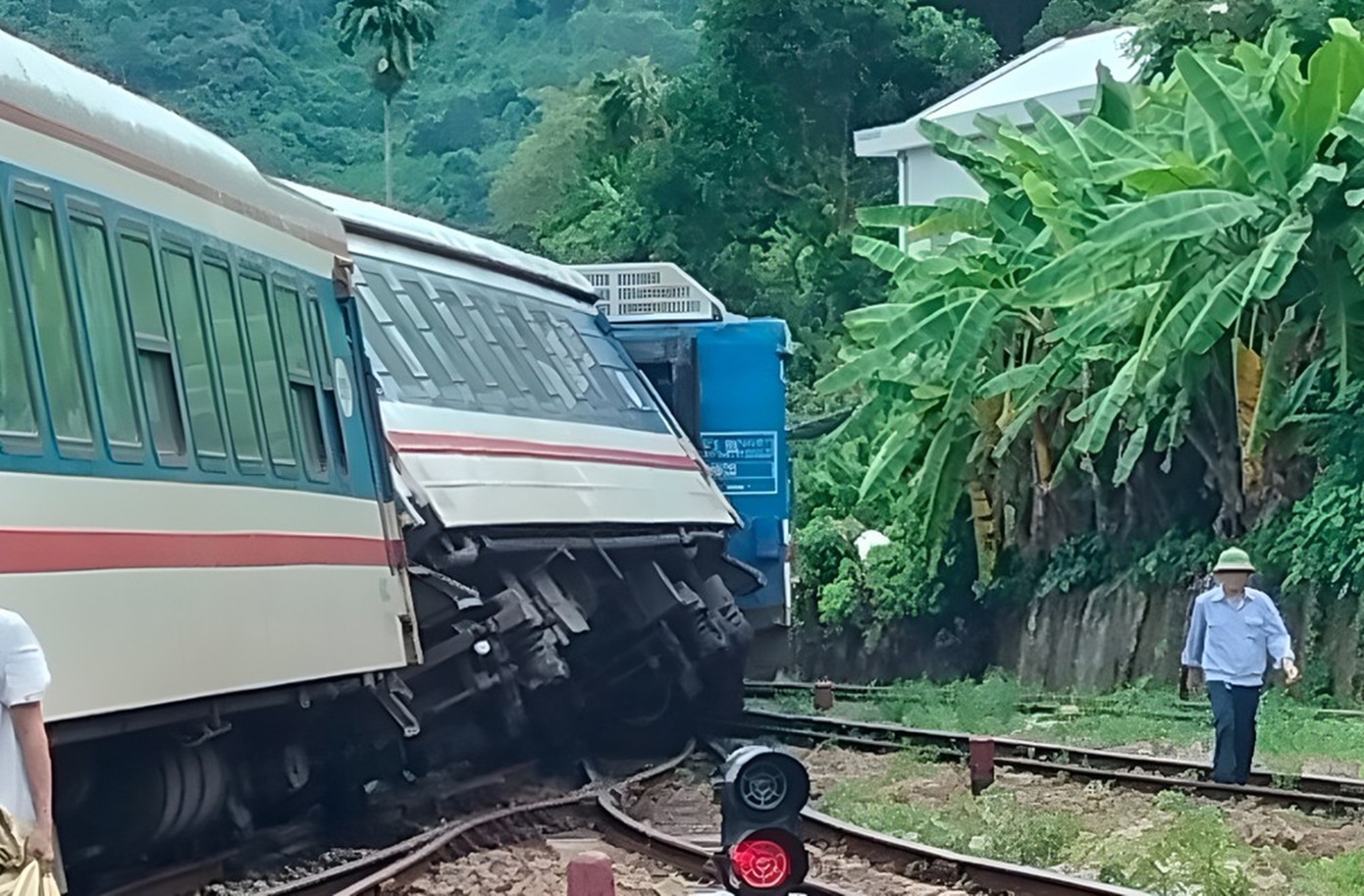 Đoàn tàu SE11 bị trật bánh 2 toa liên tiếp khi vừa rời ga Lăng Cô vào cuối tháng 7/2024.