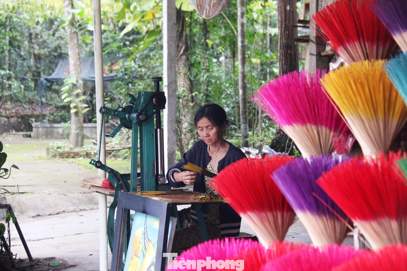 Ngày nay, bên cạnh cách làm truyền thống thủ công truyền từ bao đời, người dân làng nghề còn đầu tư máy móc se hương nhằm nâng cao hiệu quả sản xuất, tạo nhiều sản phẩm đạt độ chuẩn xác và thẩm mỹ cao để cung ứng ra thị trường.