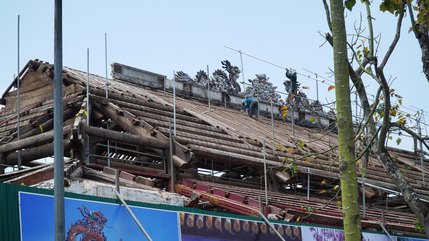 Hiện nay, đơn vị thi công đang tiến hành hạ giải phần mái ngói, tháo dỡ từng ô pháp lam trang trí trên bờ nóc, cổ diềm công trình; hạ giải các ô hộc bờ nóc, bờ quyết, cổ diềm, đầu hồi, các con giống trang trí xuống khỏi công trình; tháo dỡ hệ vách ván, liên ba, ngưỡng cửa. Sau khi lắp dựng nhà bao che mới tiến hành hạ giải kết cấu mái gỗ gồm cột kèo, xuyên, trến, đòn tay…