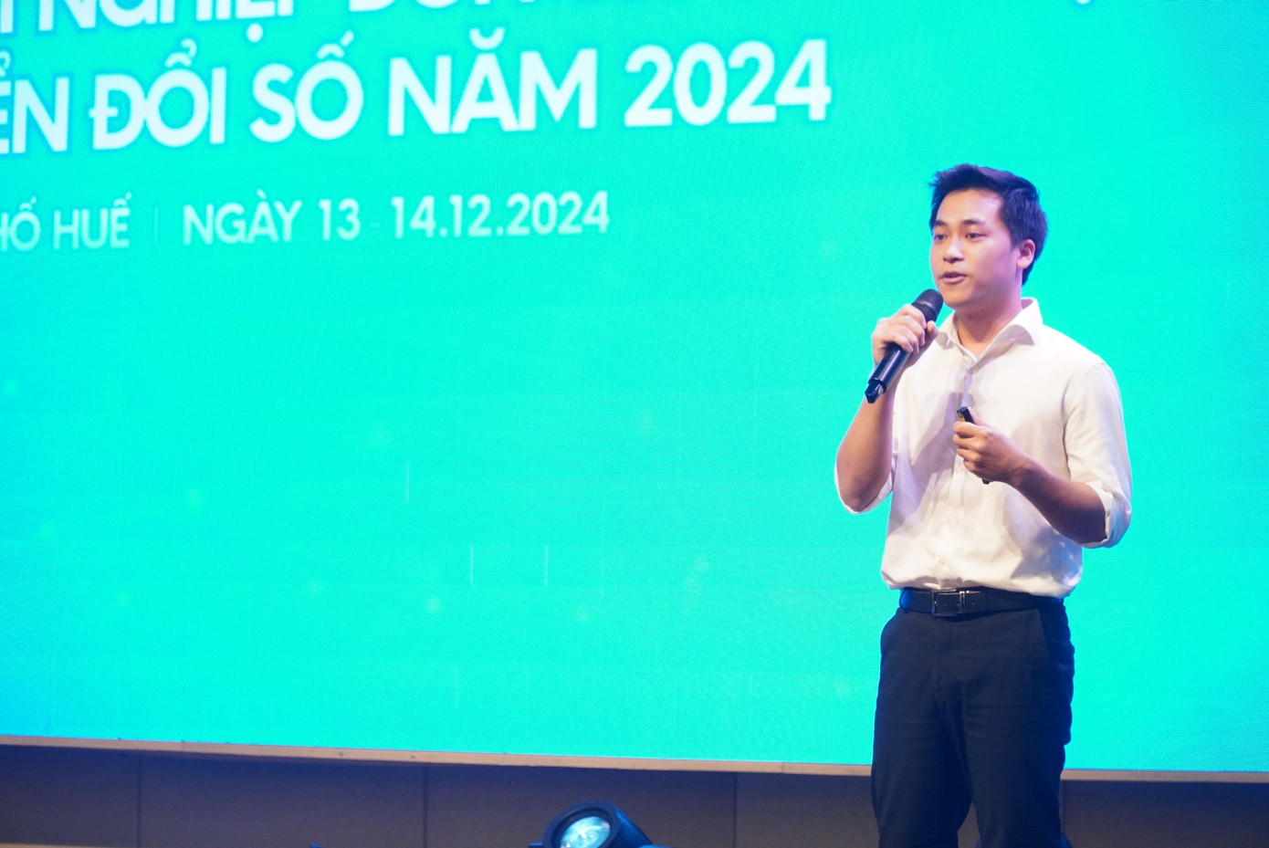 Nghe chia sẻ ý tưởng, kinh nghiệm từ các chuyên gia, doanh nhân trẻ khởi nghiệp tiêu biểu. Nghe chia sẻ ý tưởng, kinh nghiệm từ các chuyên gia, doanh nhân trẻ khởi nghiệp tiêu biểu.