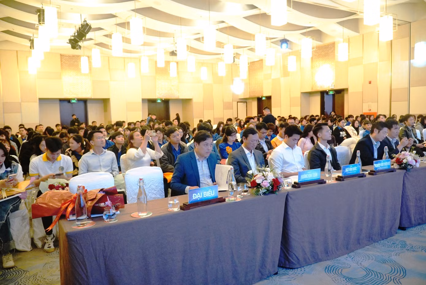 Ngày hội thu hút hàng trăm đoàn viên, thanh niên, đại biểu là lãnh đạo địa phương, doanh nhân trẻ... tham gia.